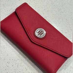 Tommy Hilfiger Wallet. In excellent conditions.